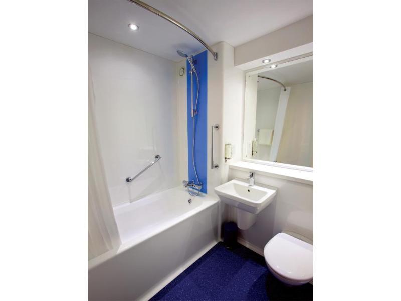 Travelodge London Raynes Park Eksteriør bilde