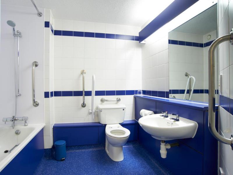 Travelodge London Raynes Park Eksteriør bilde