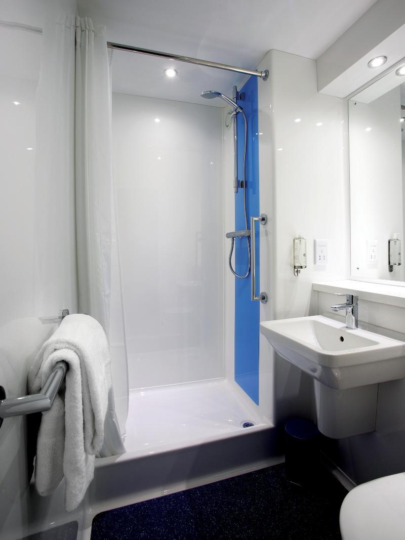 Travelodge London Raynes Park Eksteriør bilde