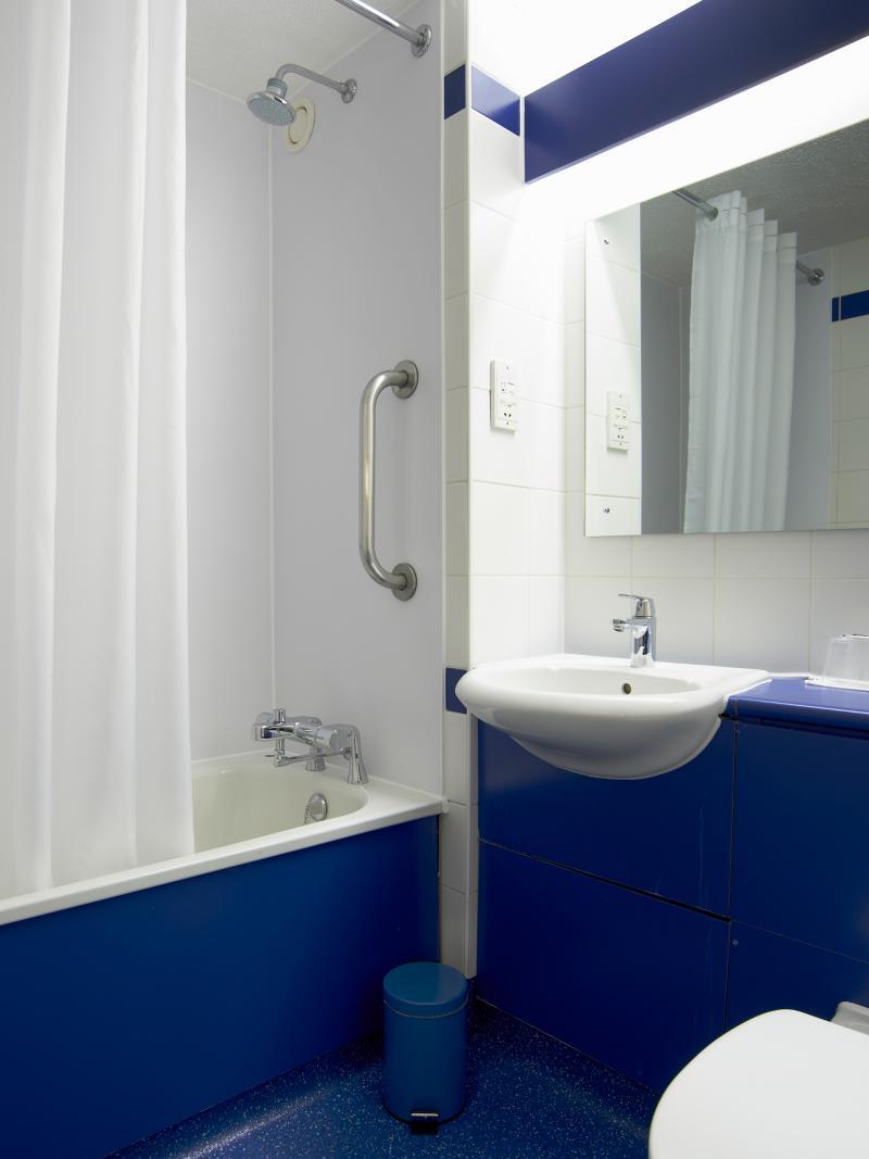 Travelodge London Raynes Park Eksteriør bilde