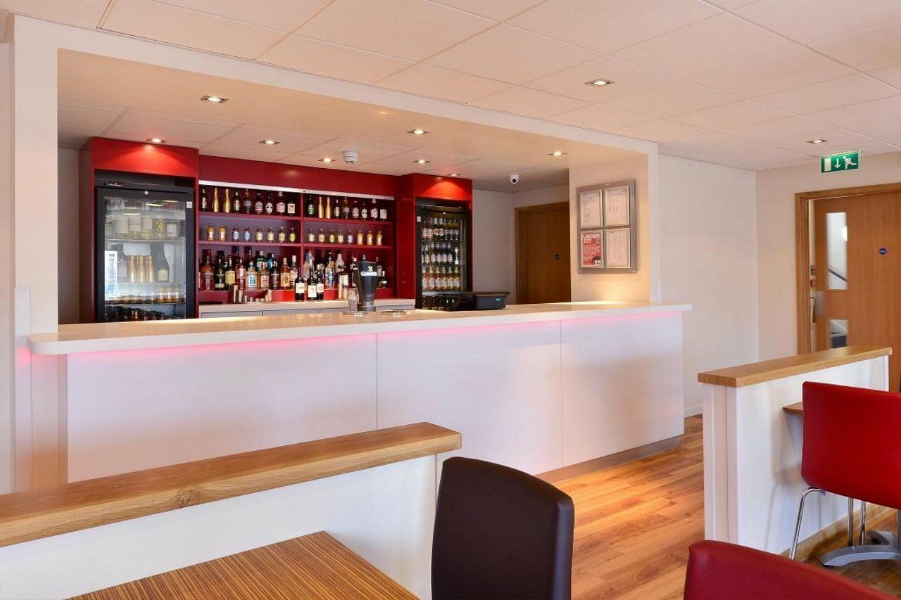 Travelodge London Raynes Park Eksteriør bilde