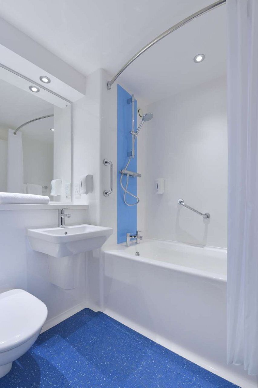 Travelodge London Raynes Park Eksteriør bilde